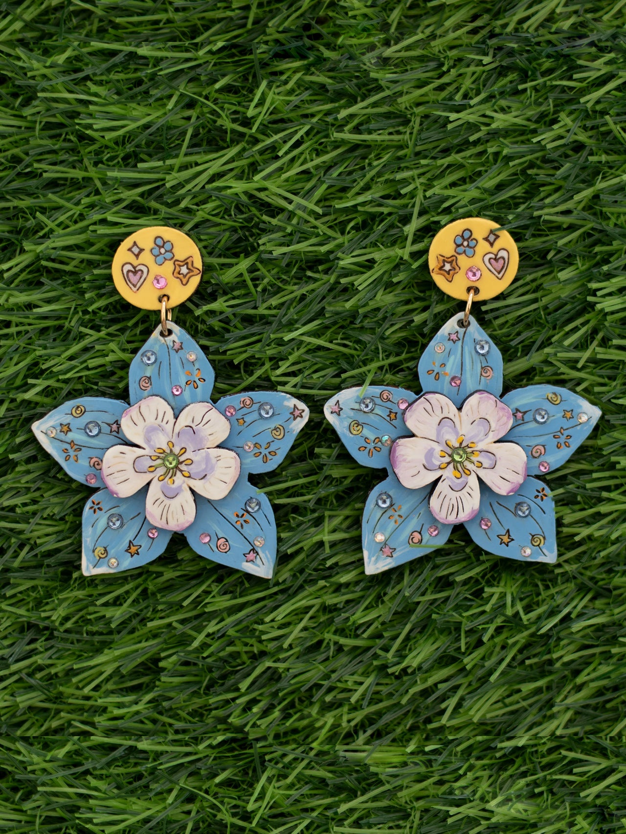 Bedazzled Whimsy Flower in Periwinkle